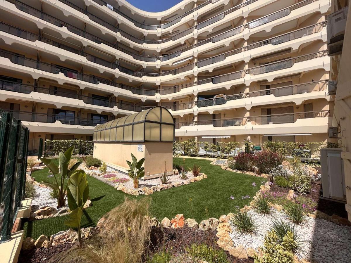 Studio Cabine A 200M De Port Frejus, Plage, Commerces, Terrasse, 4 Couchages, Menage Inclus - Fr-1-226A-31 外观 照片