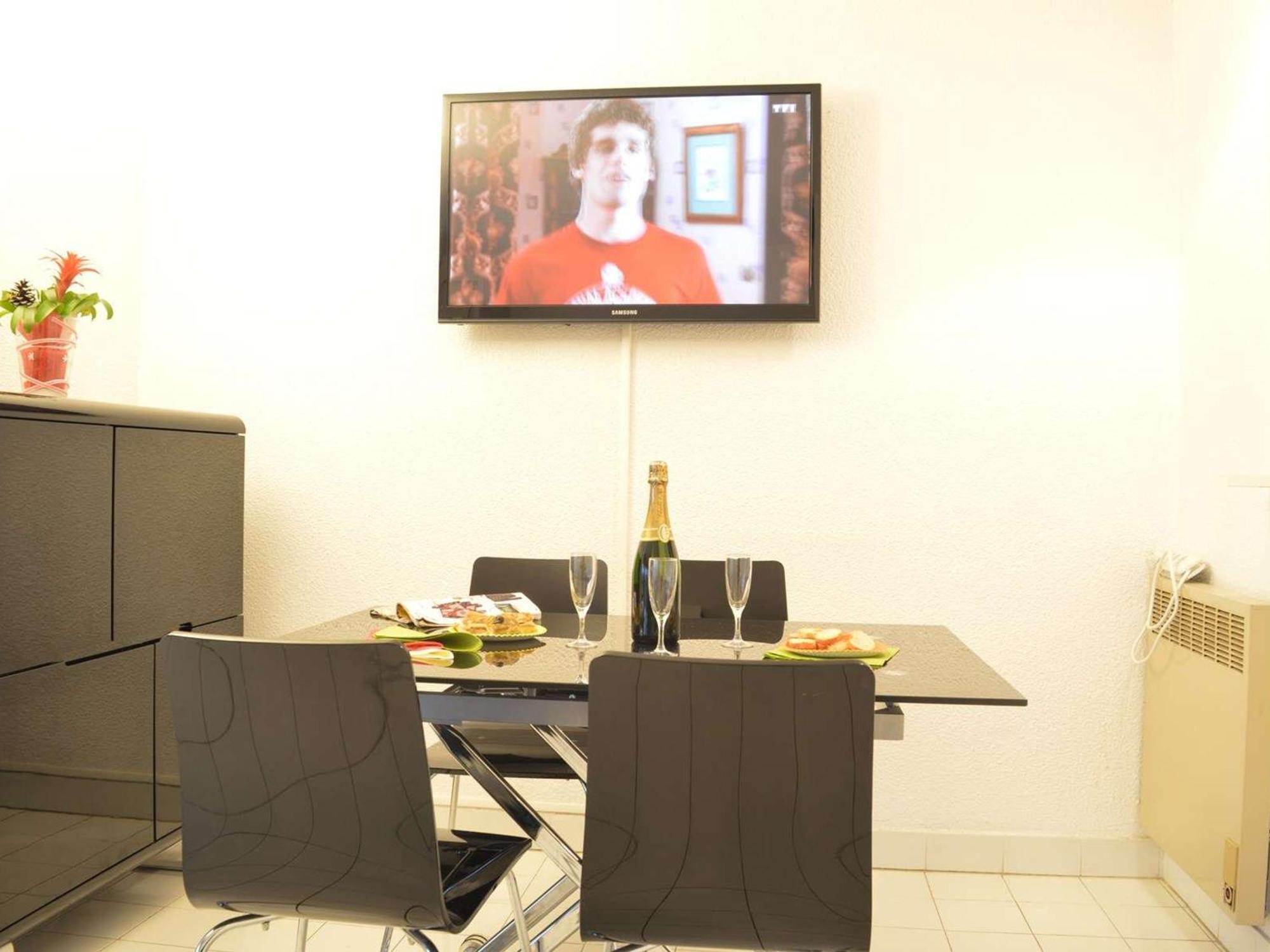 Studio Cabine A 200M De Port Frejus, Plage, Commerces, Terrasse, 4 Couchages, Menage Inclus - Fr-1-226A-31 外观 照片